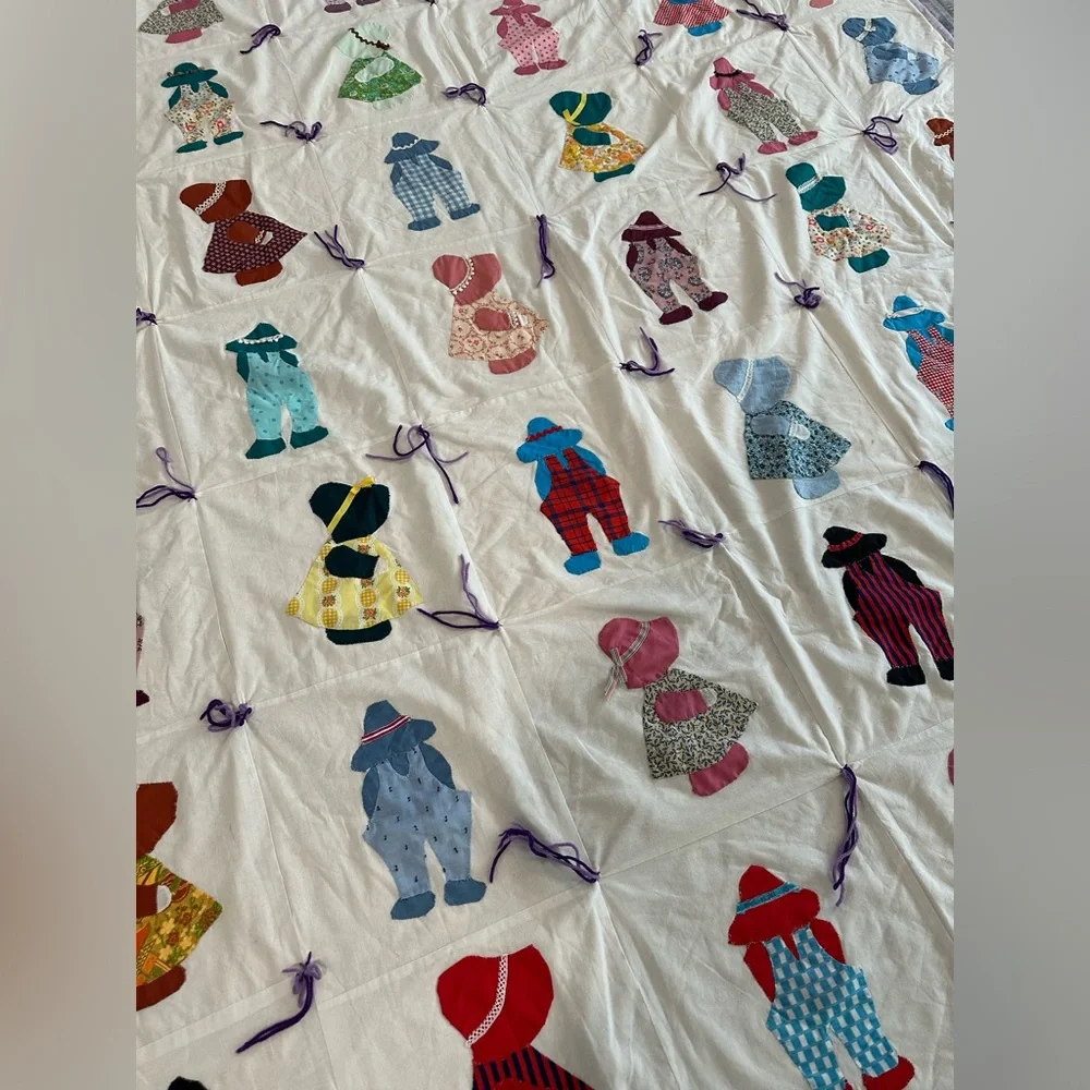 Adorable Sunbonnet Sue Hand-stitched Quilt Cream Lavender  Yarn Tied 77”x89”